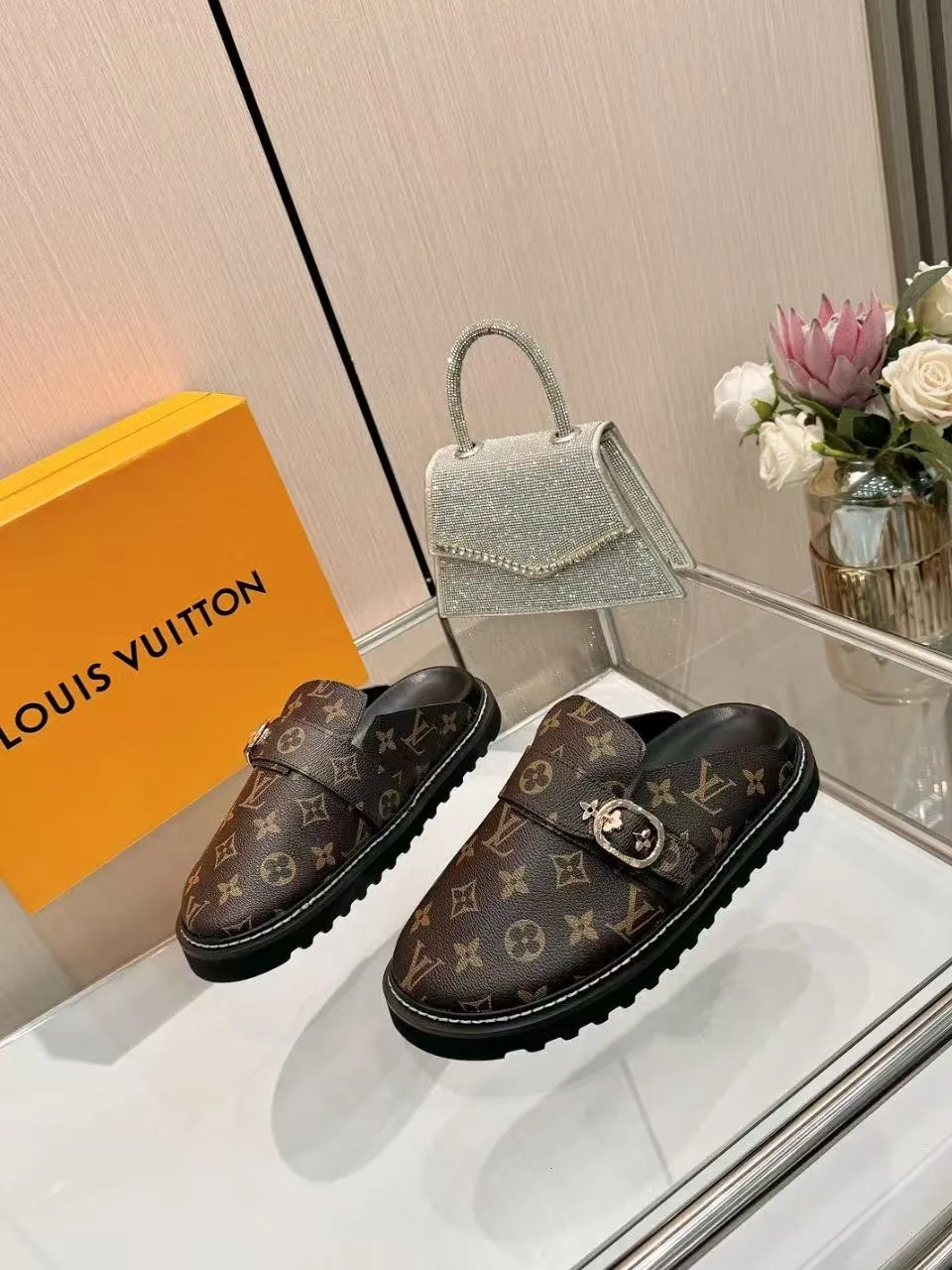 👟👟Ex-factory price 440👟👟 lv's new Baotou half-drag winterbreak comfert flat slippers lv letter and monogram floral embellished leather pattern, with sheepskin lining, suitable for indoor and outdoor wear. The water table is made of high-density foam material, which is light and comfortable. The sole has a certain thickness and the heightening effect is also good! Boutique size:35-46